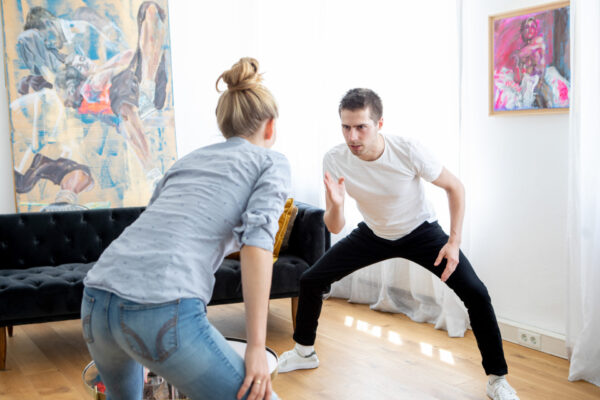 Ein Paar genießt eine Wii-Partie in seinem Wohnzimmer.